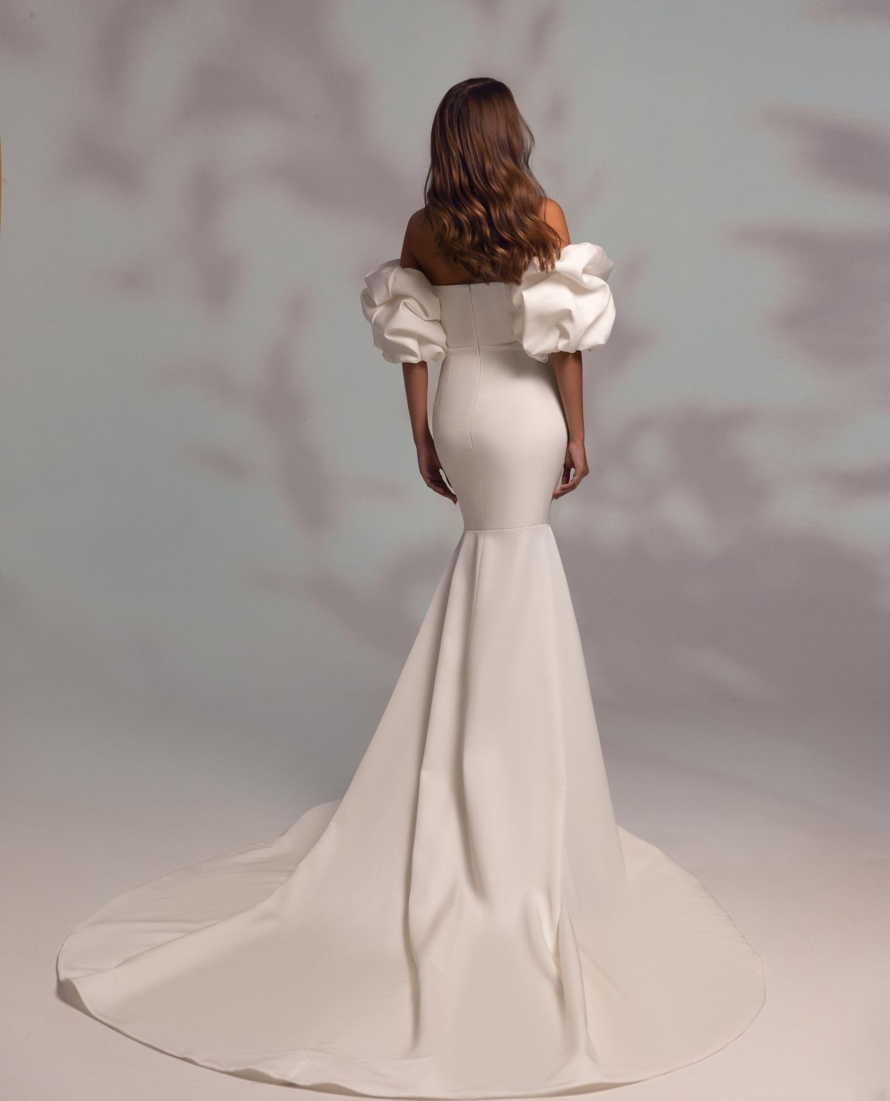 Роскошное атласное платье с рукавами буф фото