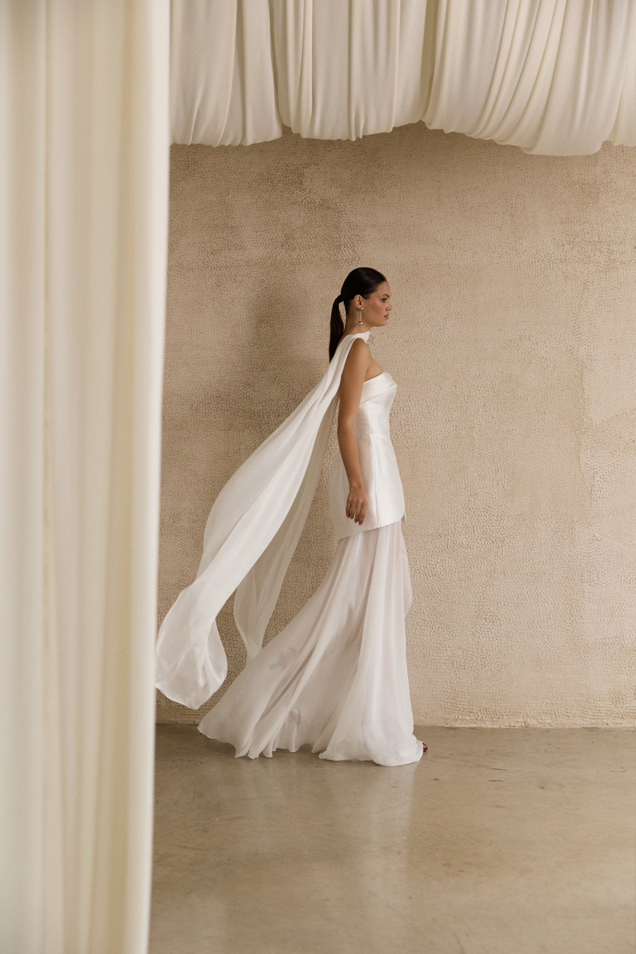 Короткое свадебное платье с прозрачной юбкой из шифона фото