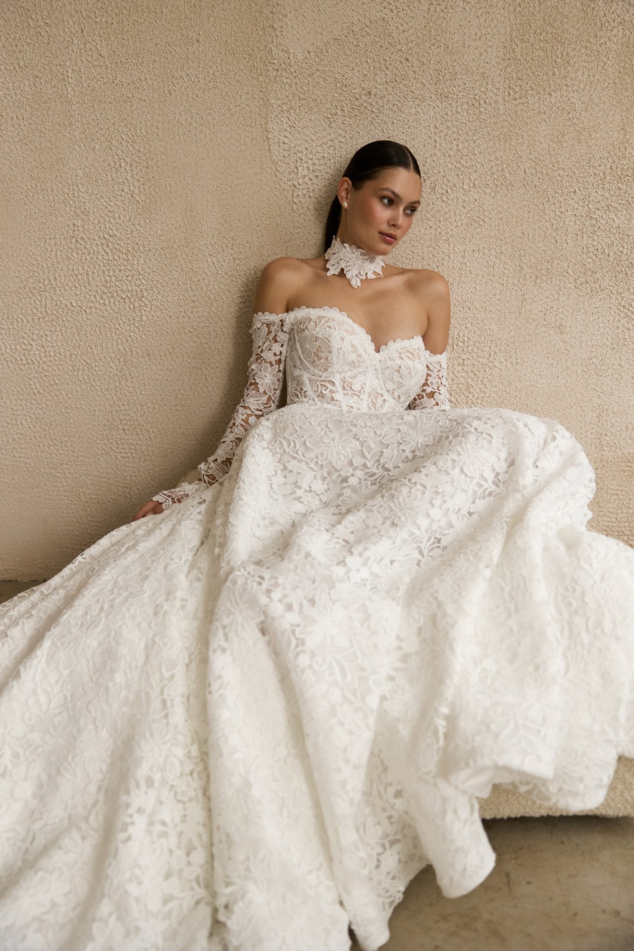 Роскошное кружевное свадебное платье с рукавами и открытыми плечами фото