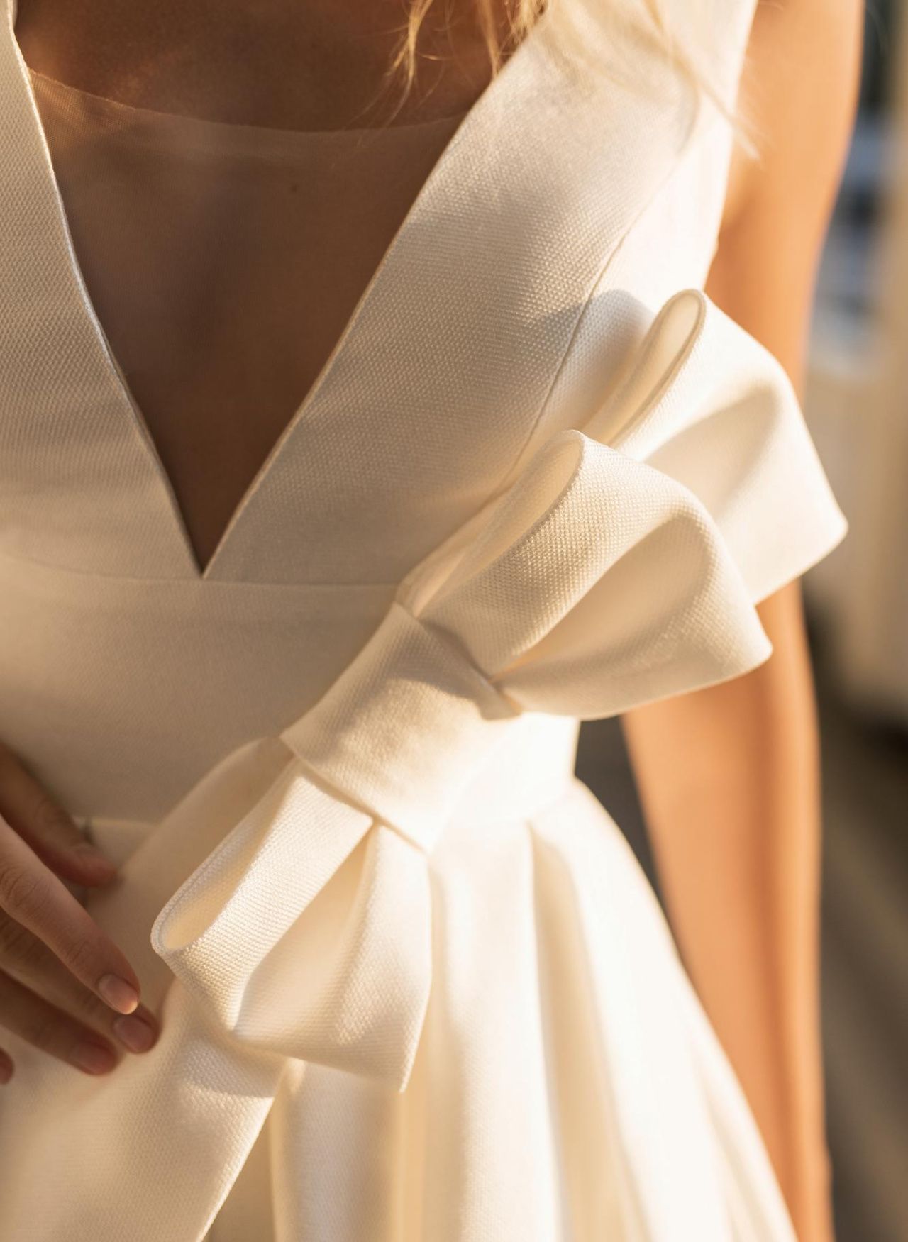 Атласное свадебное платье с бантом фото