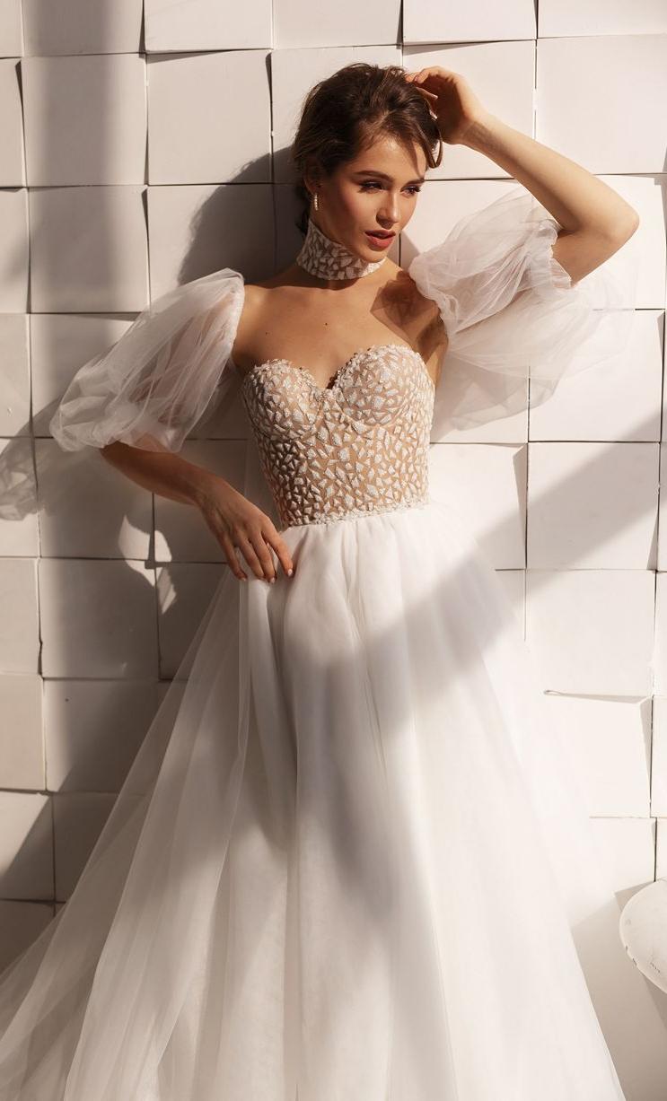 Пышное свадебное платье с блестящим корсетом