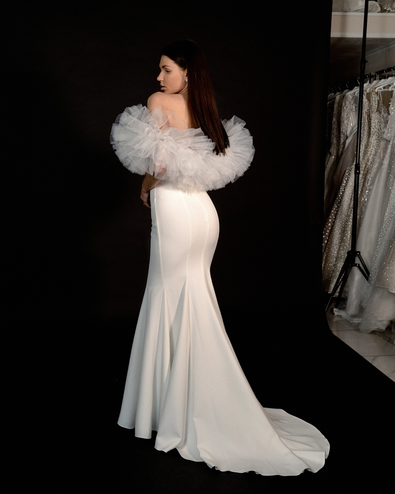 Свадебное платье с воланами на плечах фото