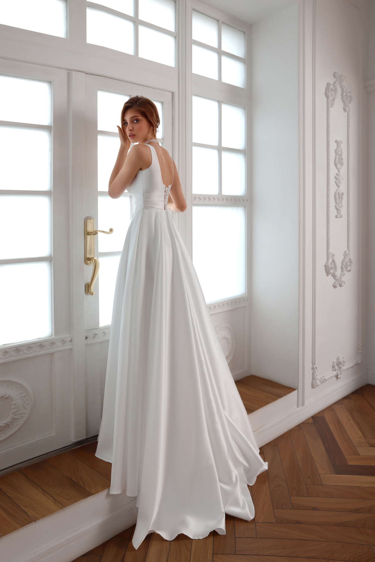Лаконичное свадебное платье с v-вырезом фото