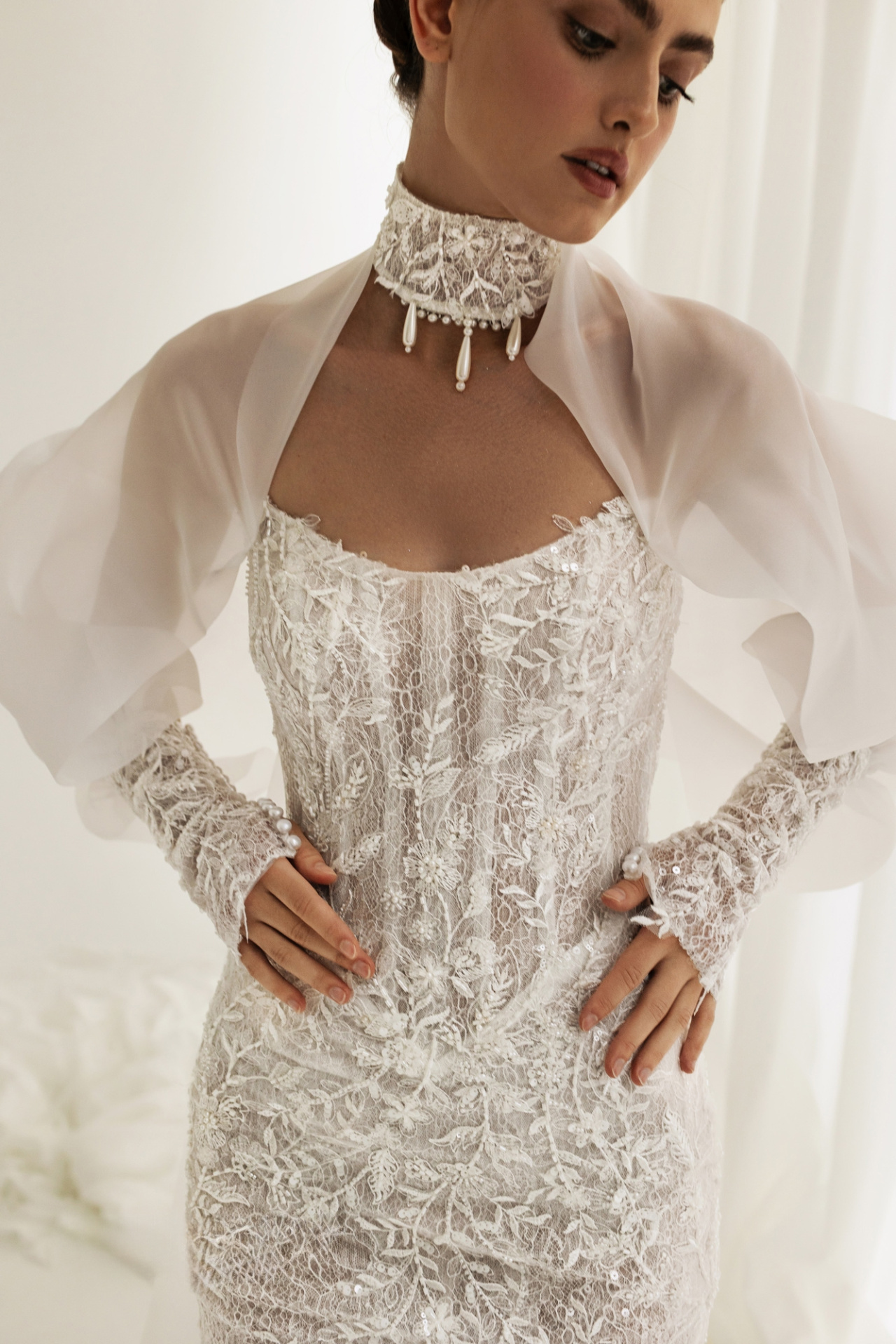 Короткое свадебное платье с чокером фото