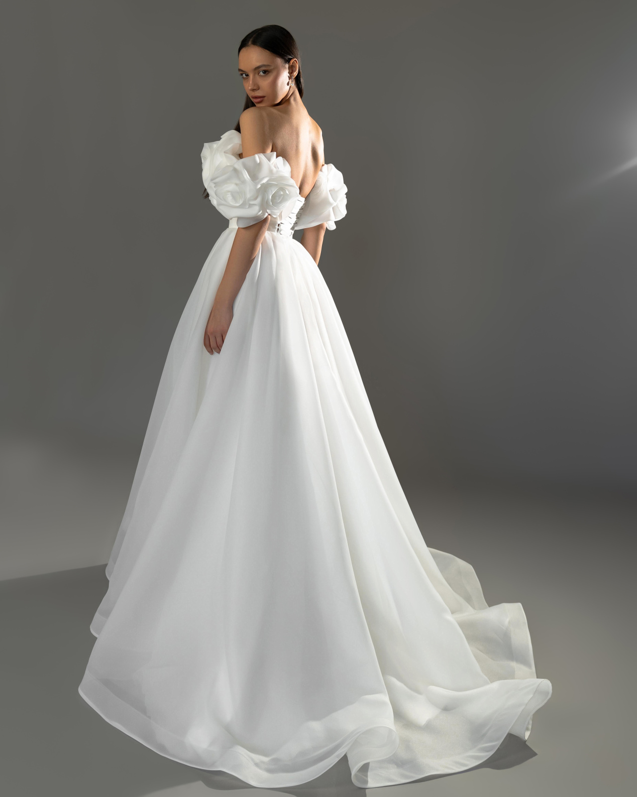 Стильное свадебное платье из органзы фото