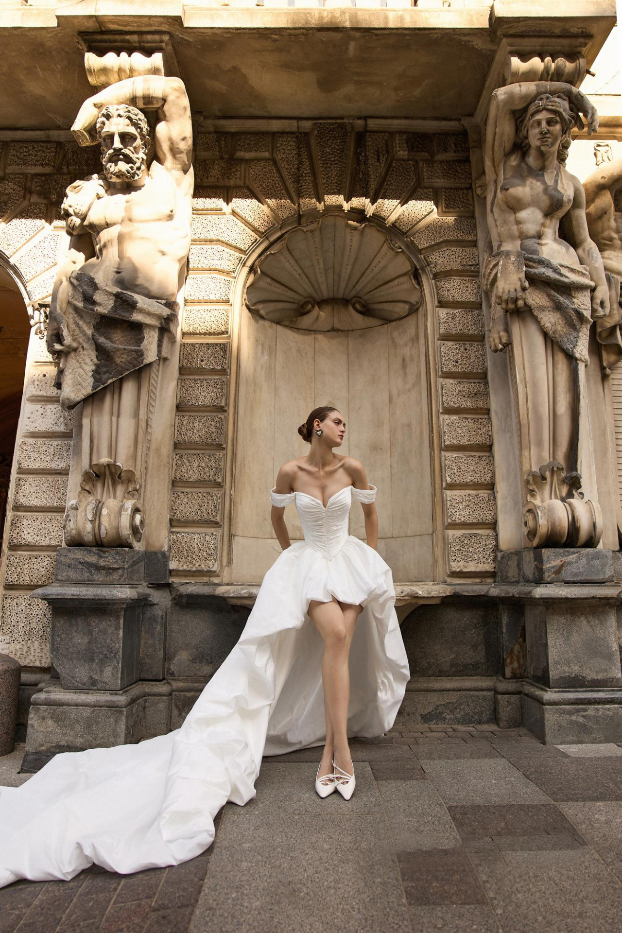 Короткое свадебное платье из тафты со шлейфом фото