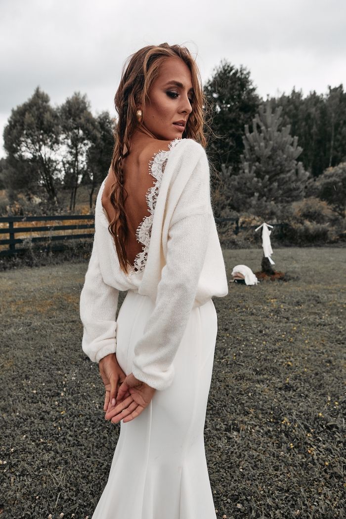 Молочный свитер с кружевом