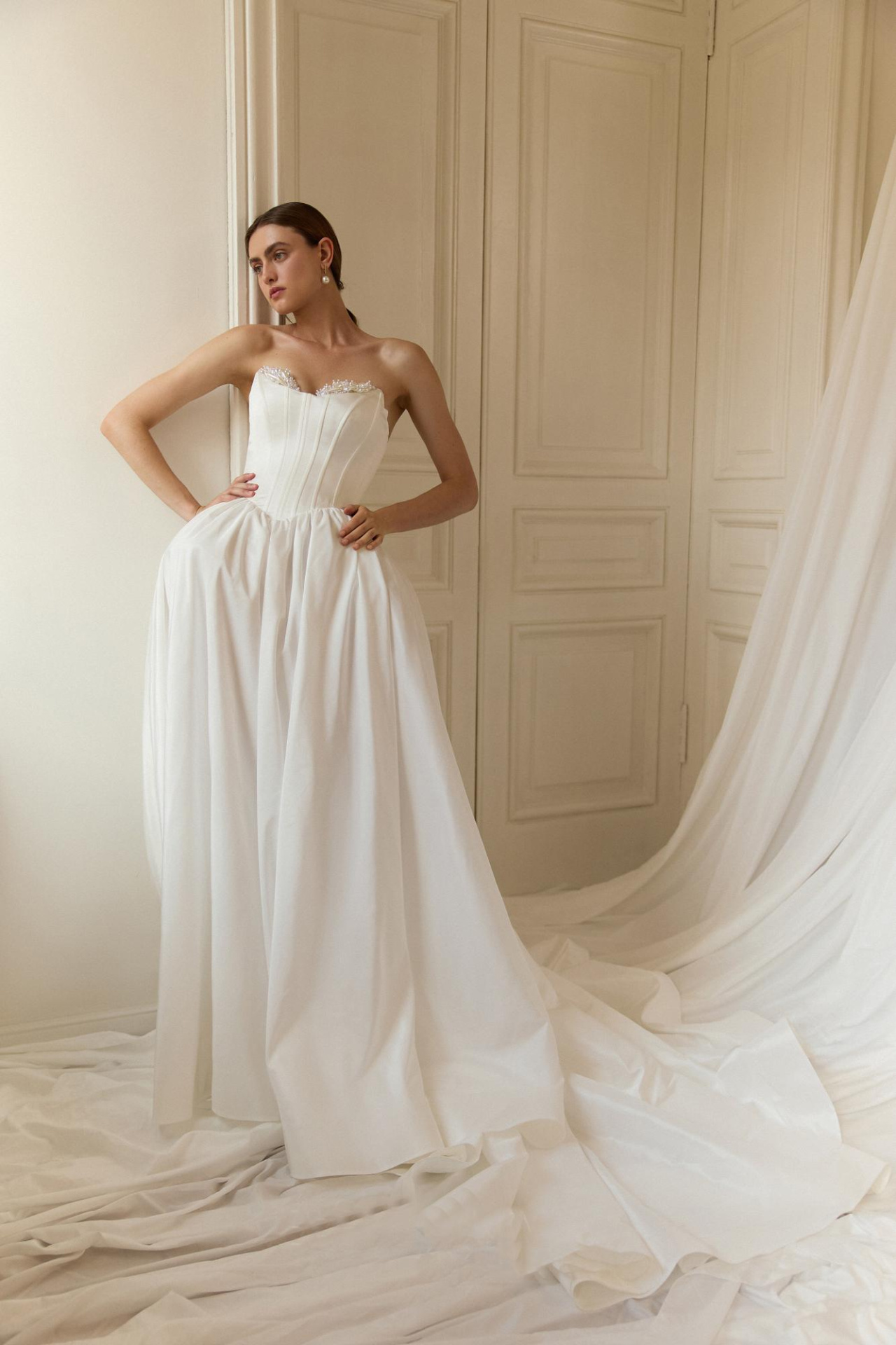 Атласное свадебное платье с фасоном юбки в стиле рококо фото