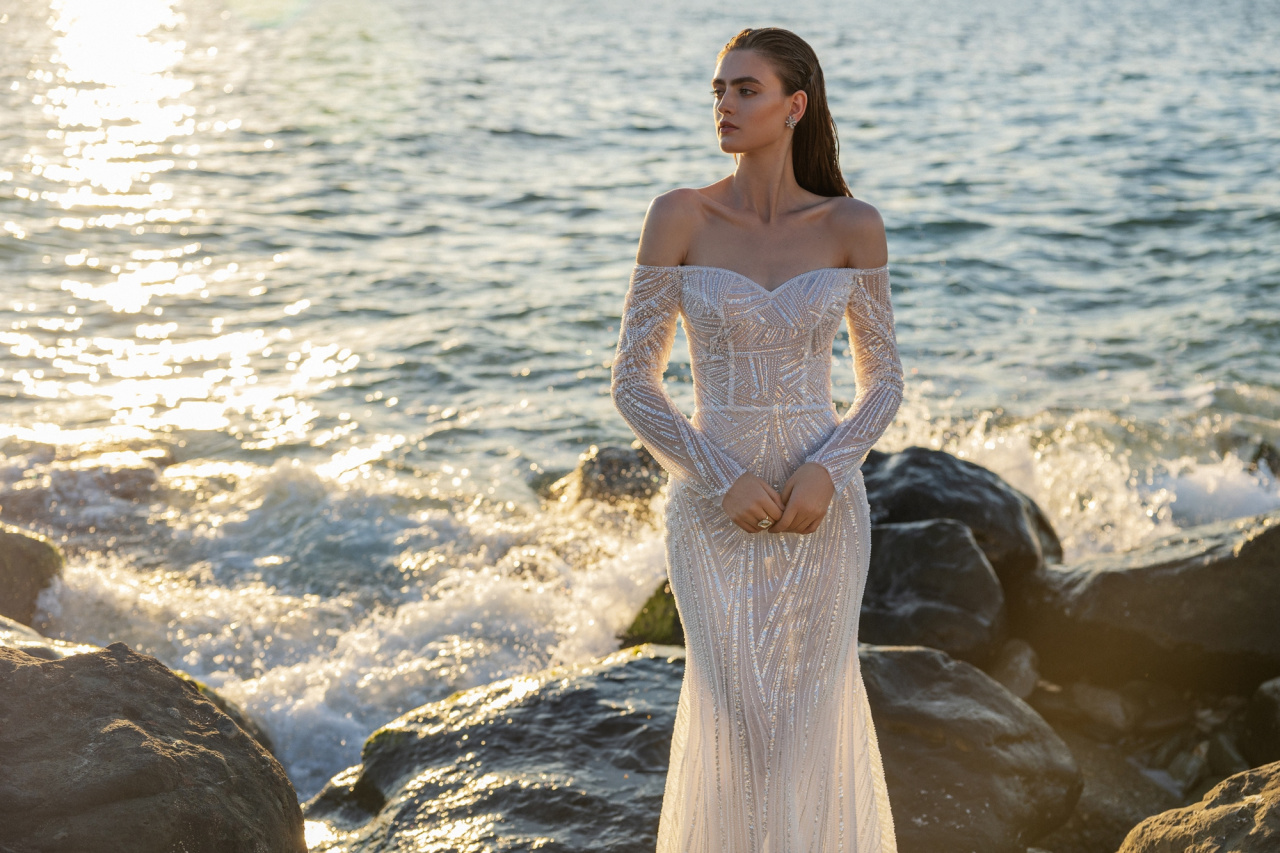 Свадебное платье русалка с рукавами и открытыми плечами фото