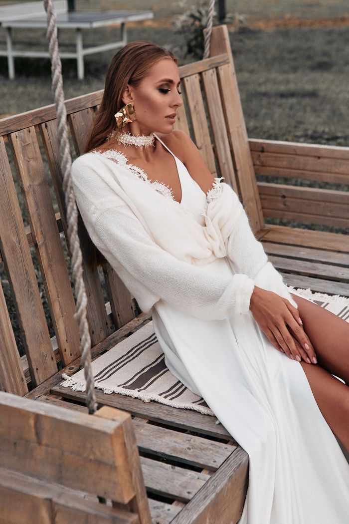 Молочный свитер с кружевом