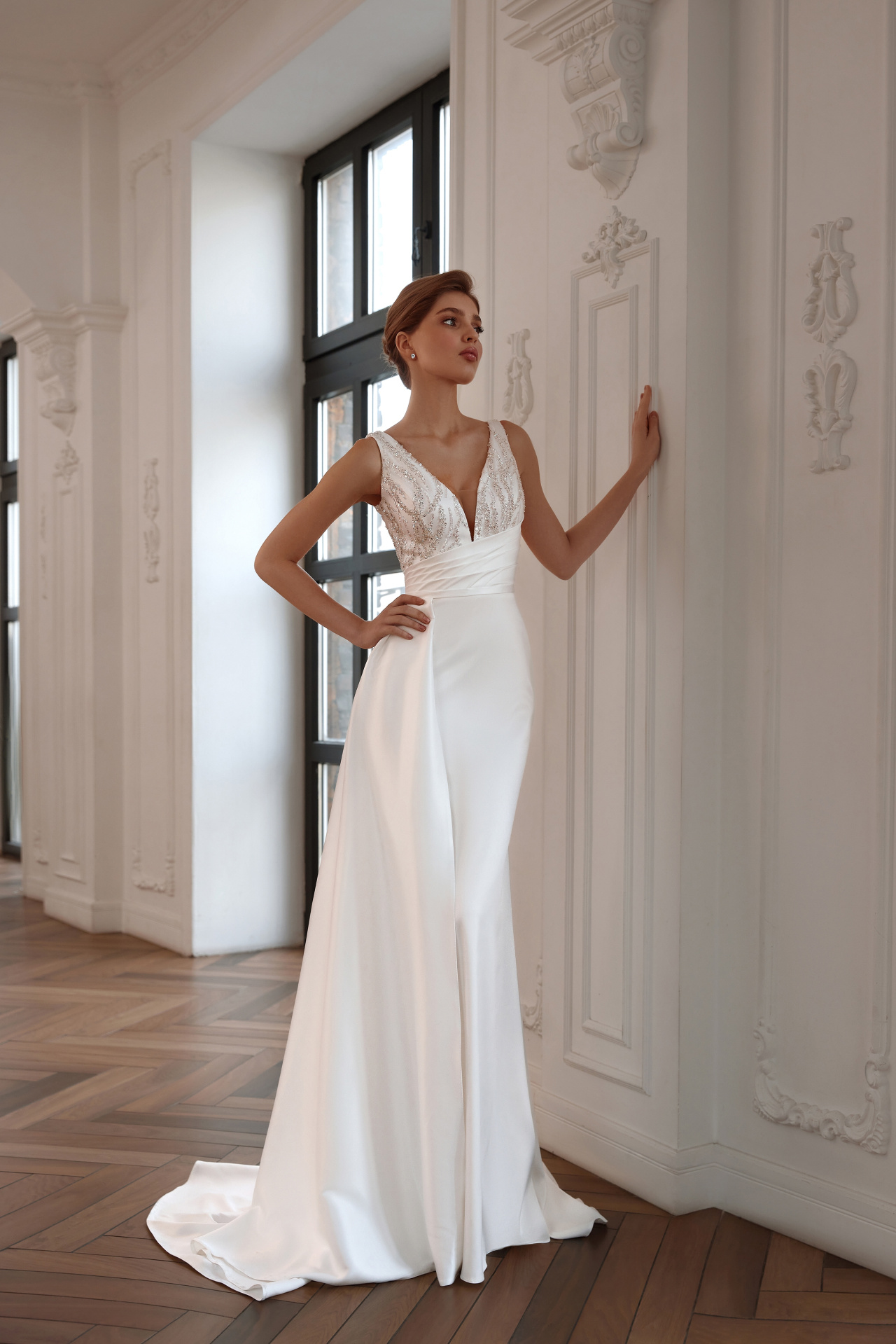 Свадебное платье русалка с атласной юбкой и блестящим верхом фото