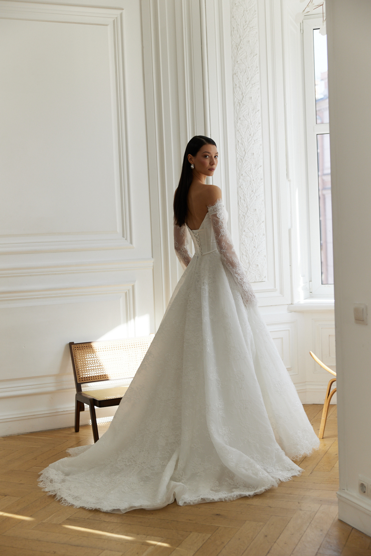 Кружевное свадебное платье с элементами атласа на корсете фото