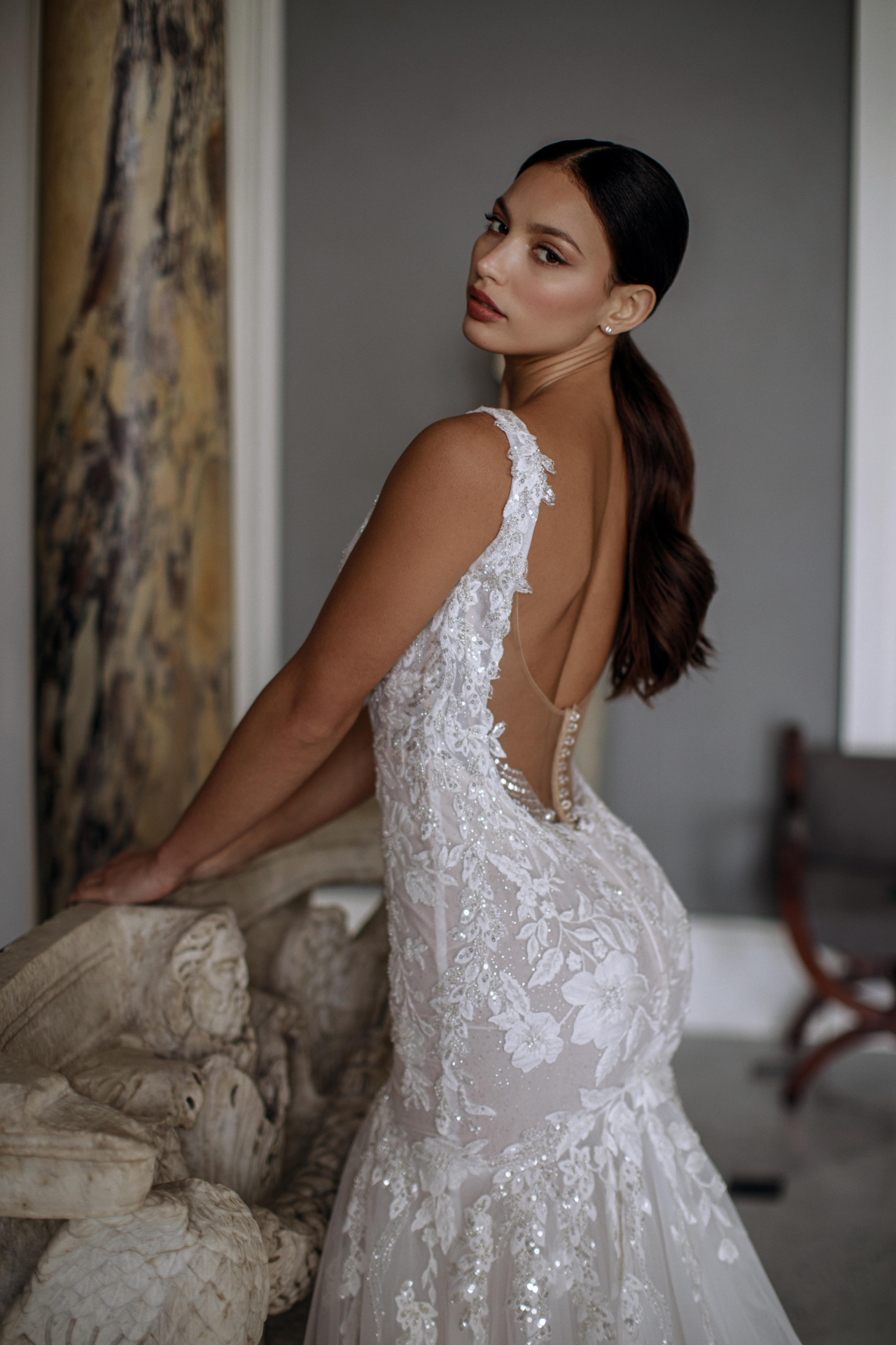 Роскошная кружевная русалка с открытой спиной фото