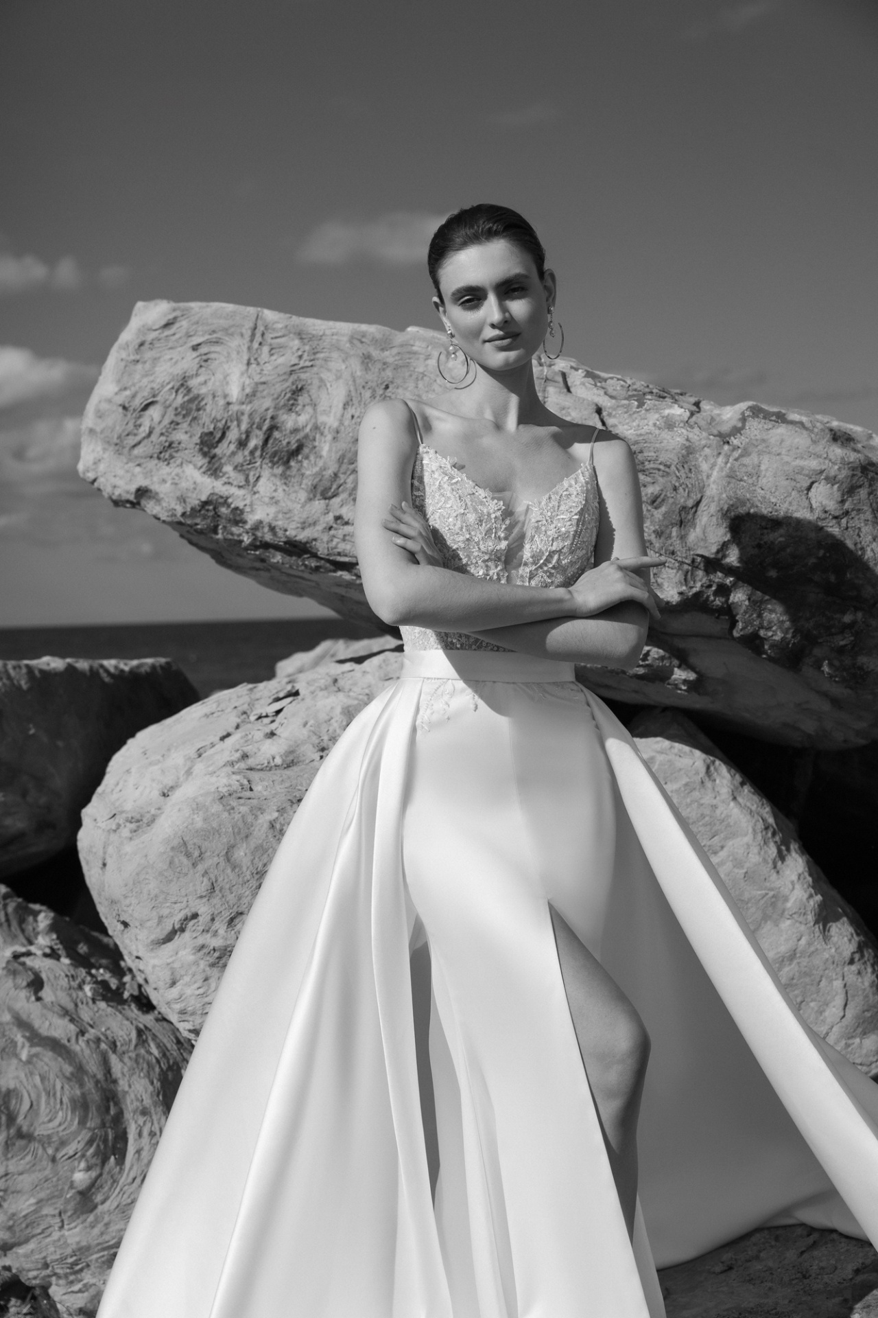 Сваденое платье рыбка с кружевным верхом на тонких бретелях фото