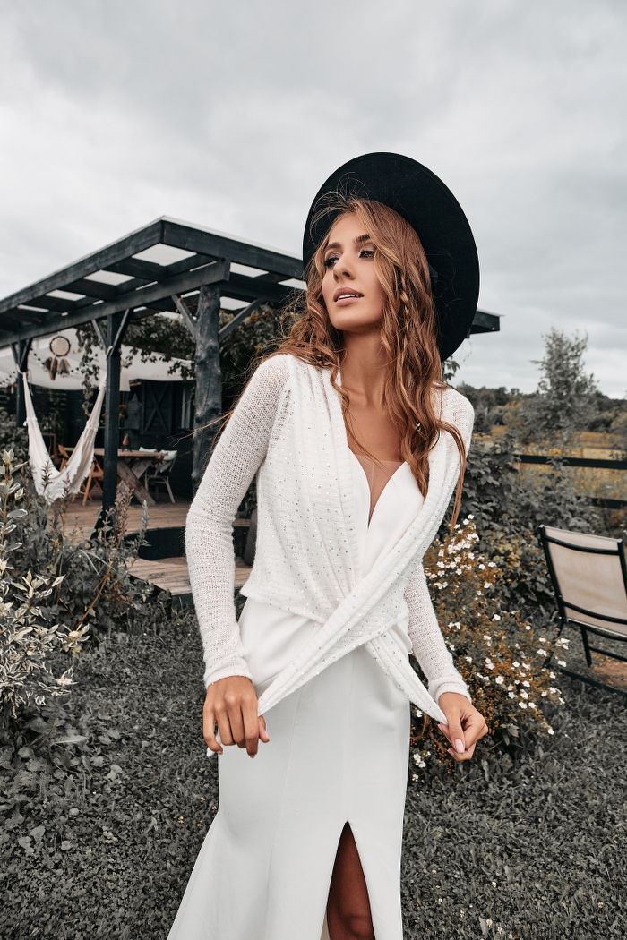 Белый свитер с пайетками