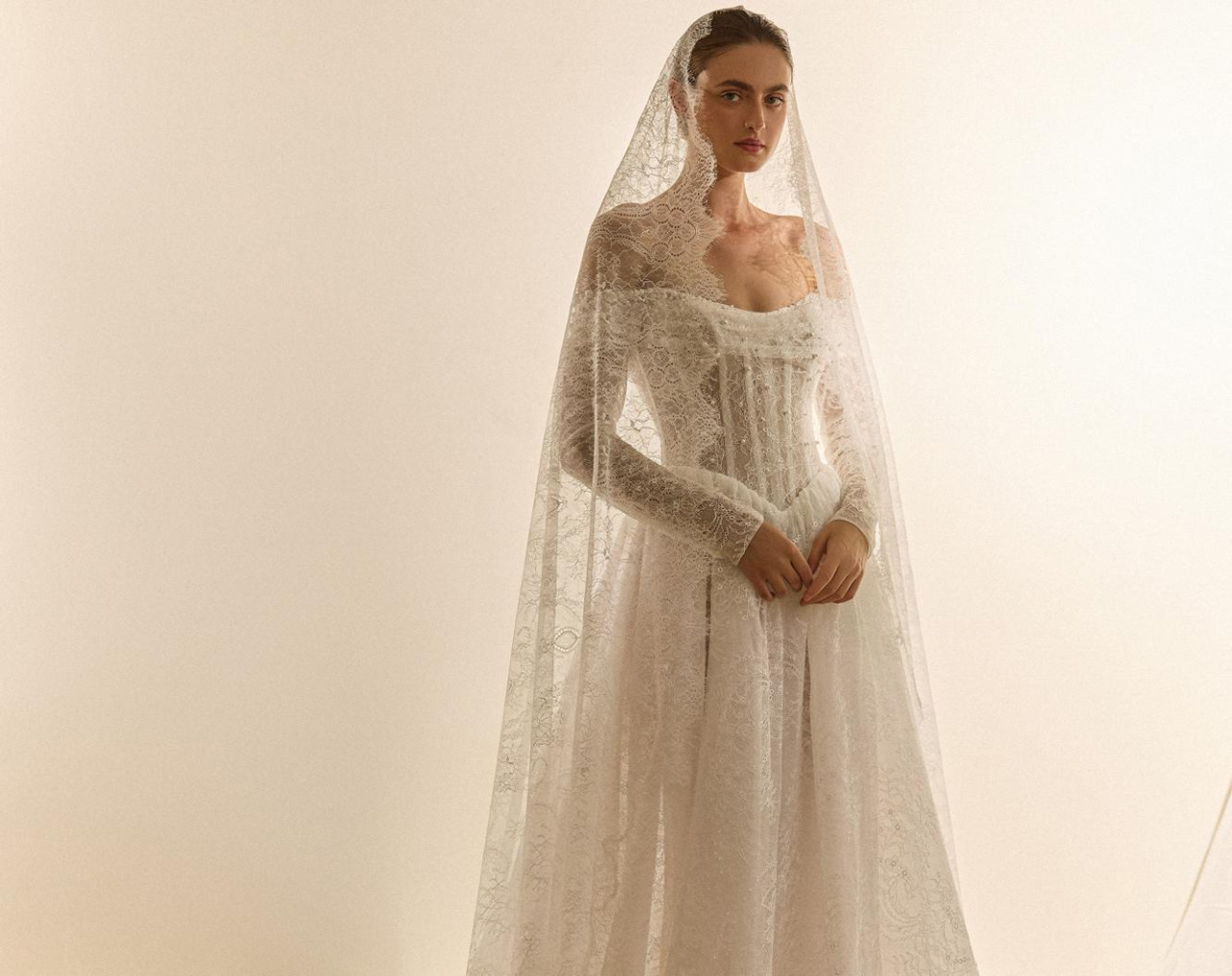 Кружевное свадебное платье с рукавами и открытыми плечами фото