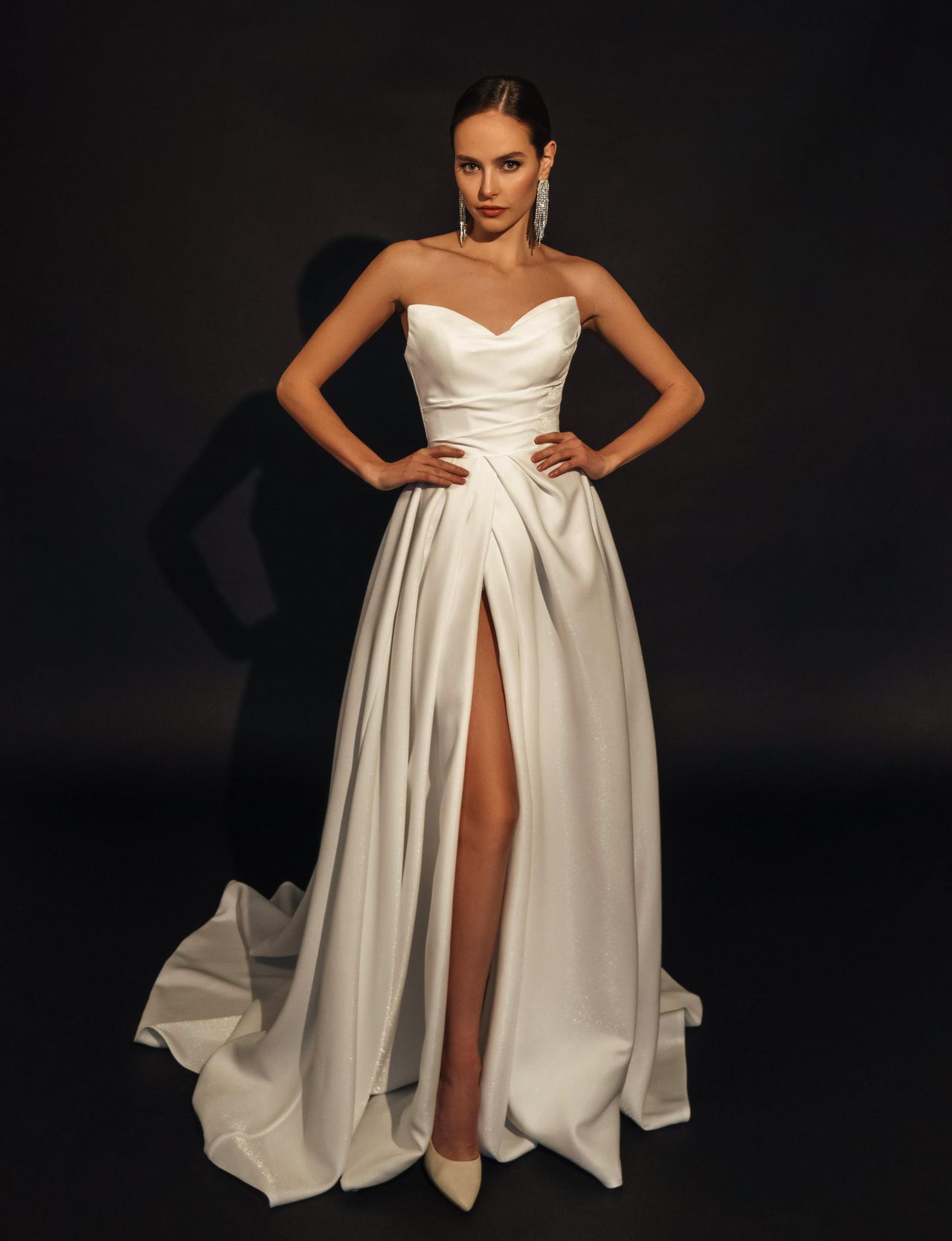 Лаконичное свадебное платье с разрезом фото