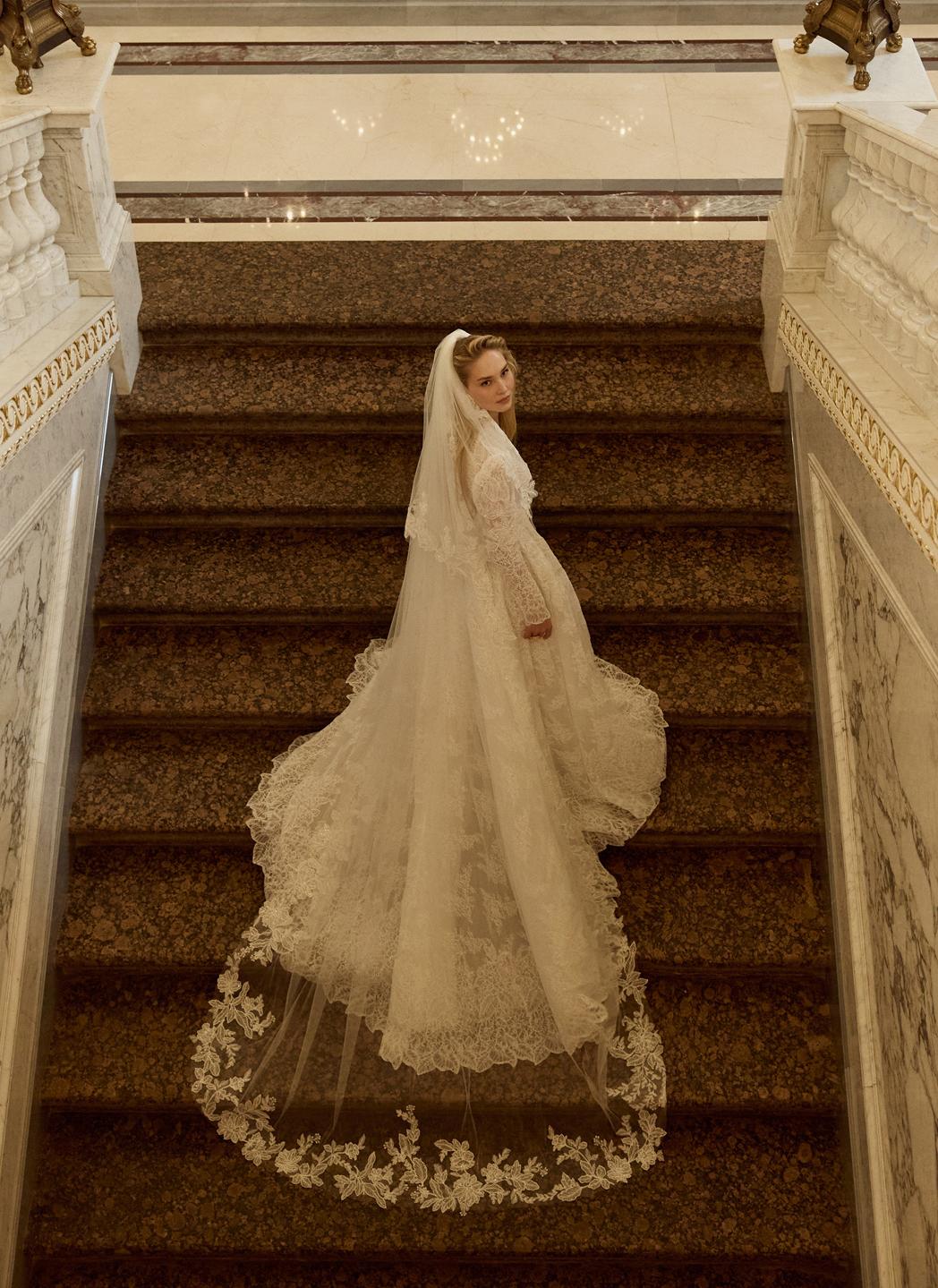 Закрытое кружевное свадебное платье cо шлейфом фото