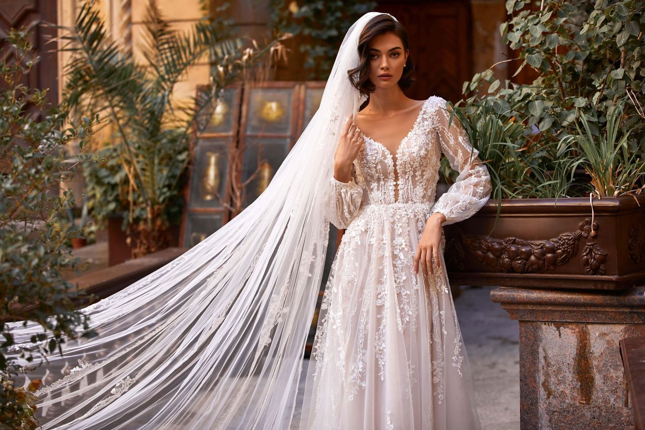 Кружевное свадебное платье с объемными рукавами фото