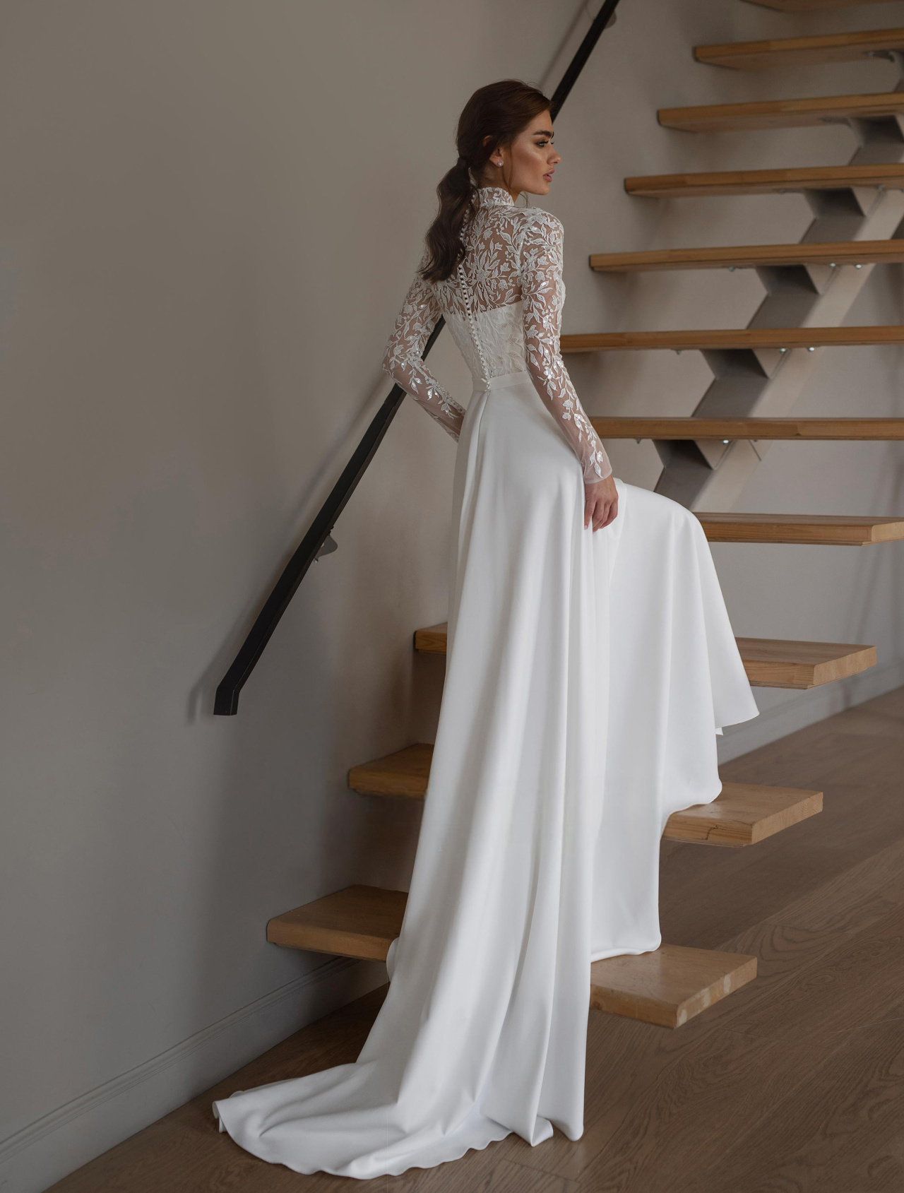Свадебное платье с кружевными рукавами и шифоновой юбкой фото