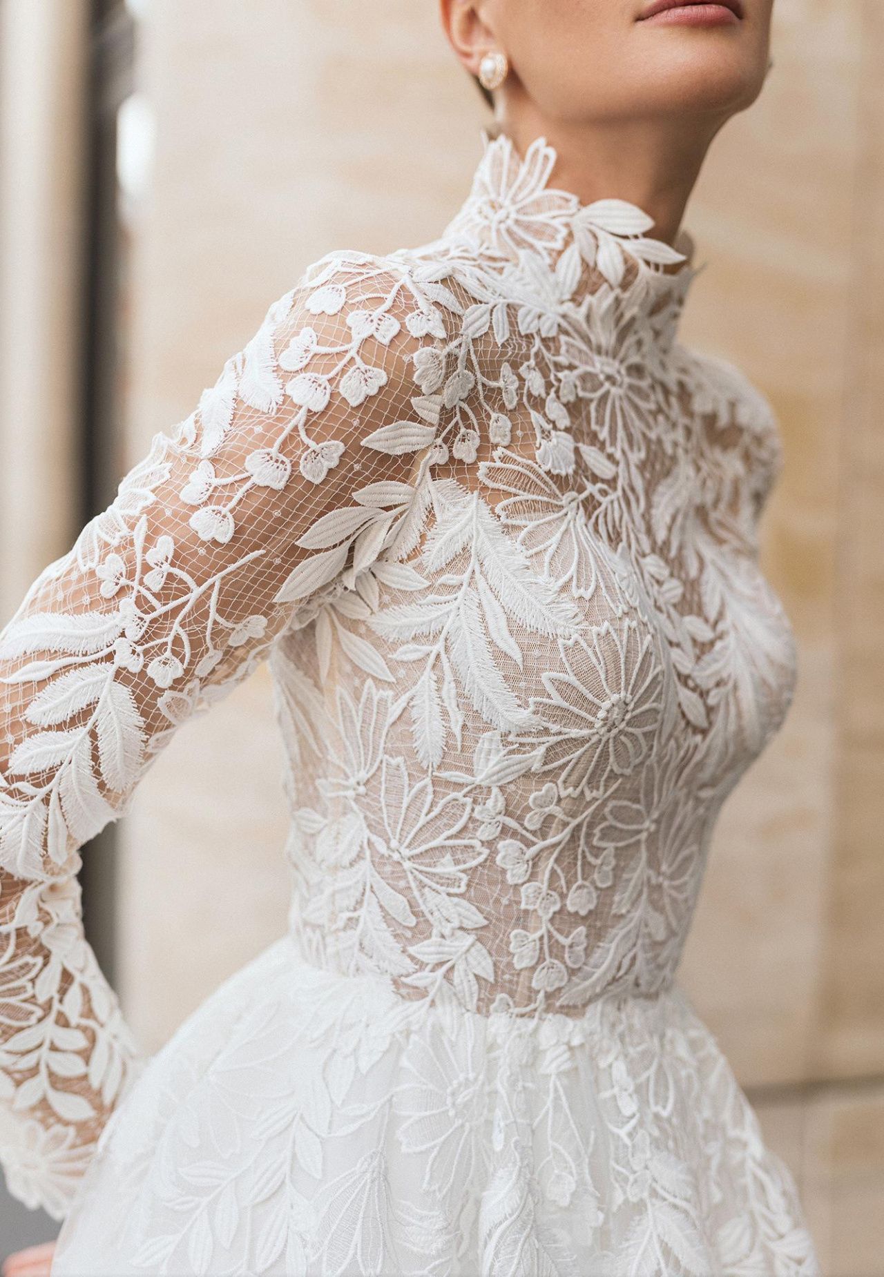 Свадебное платье с кружевным верхом и рукавами фото