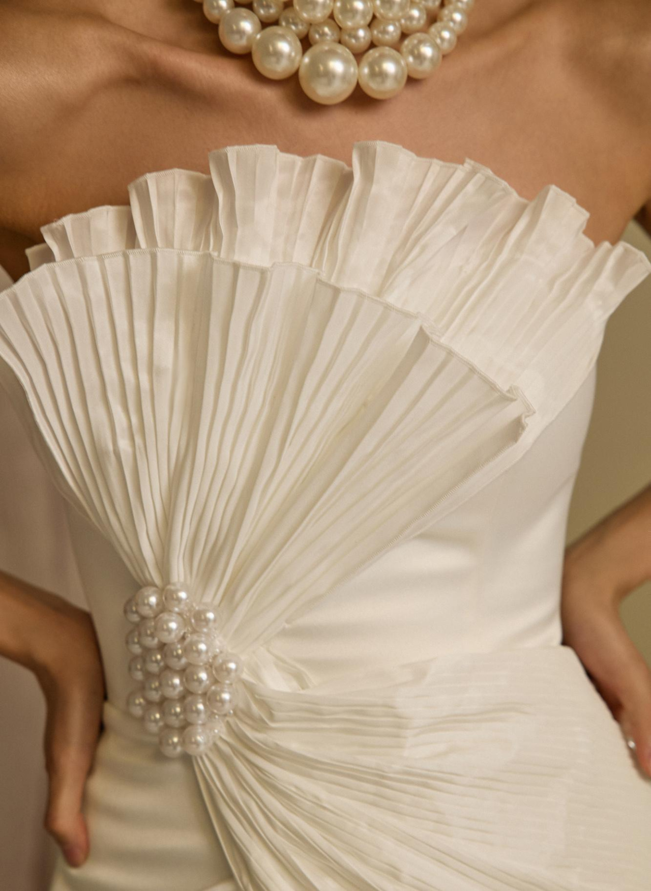 Короткое свадебное платье из ткани плиссе фото