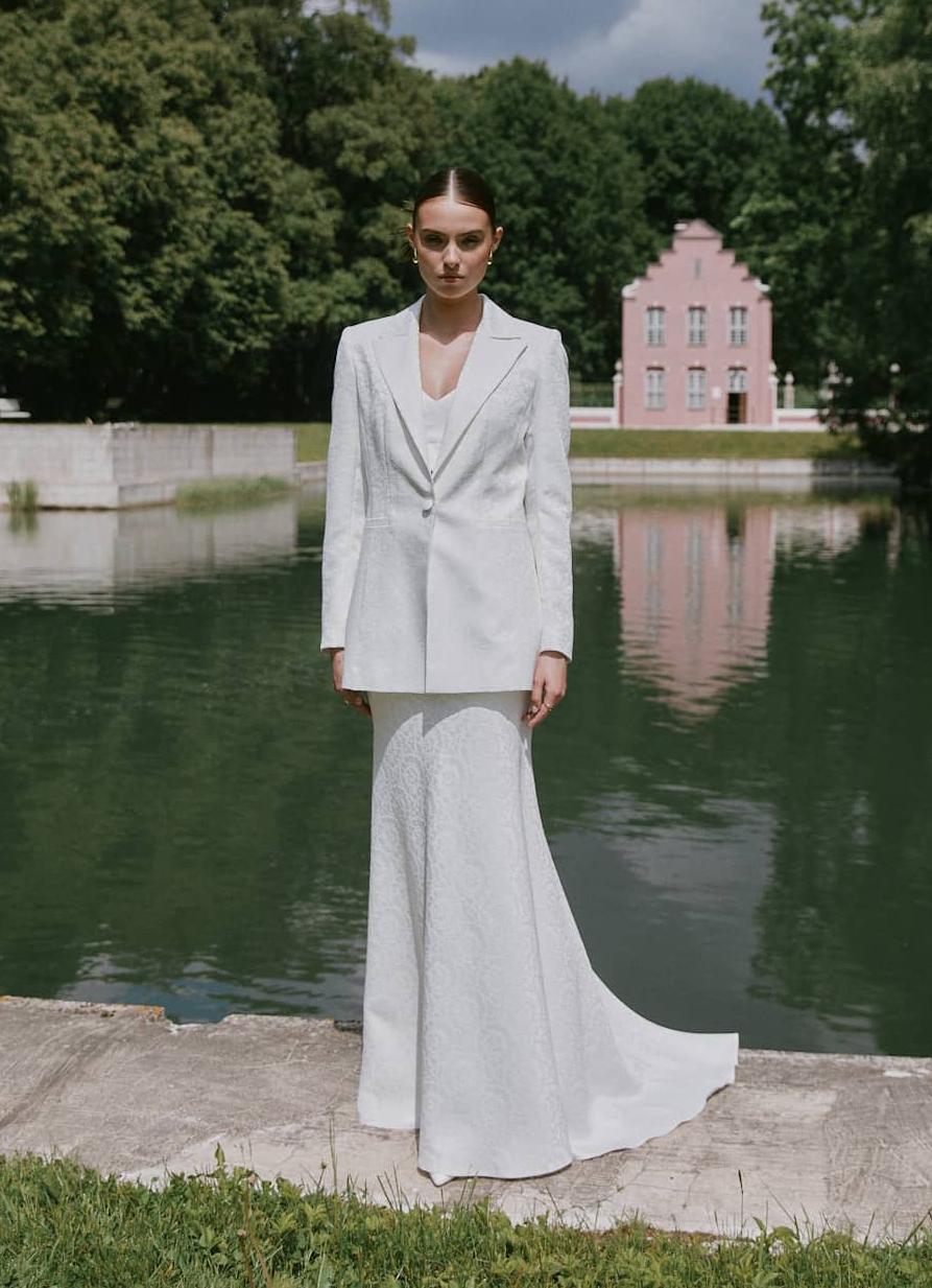 Стильный свадебный  костюм из жаккарда фото