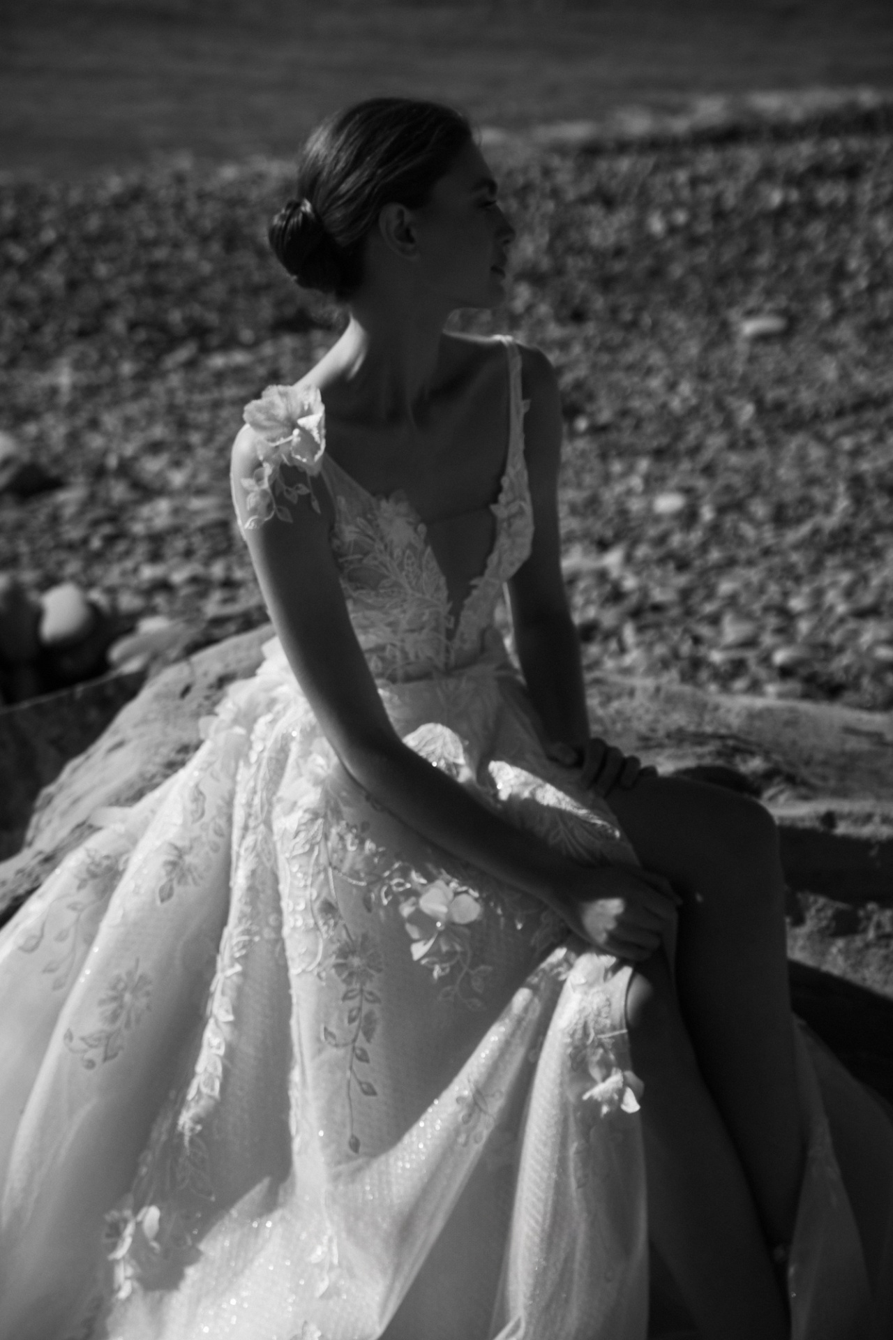 Кружевное свадебное платье с глубоким вырезом фото