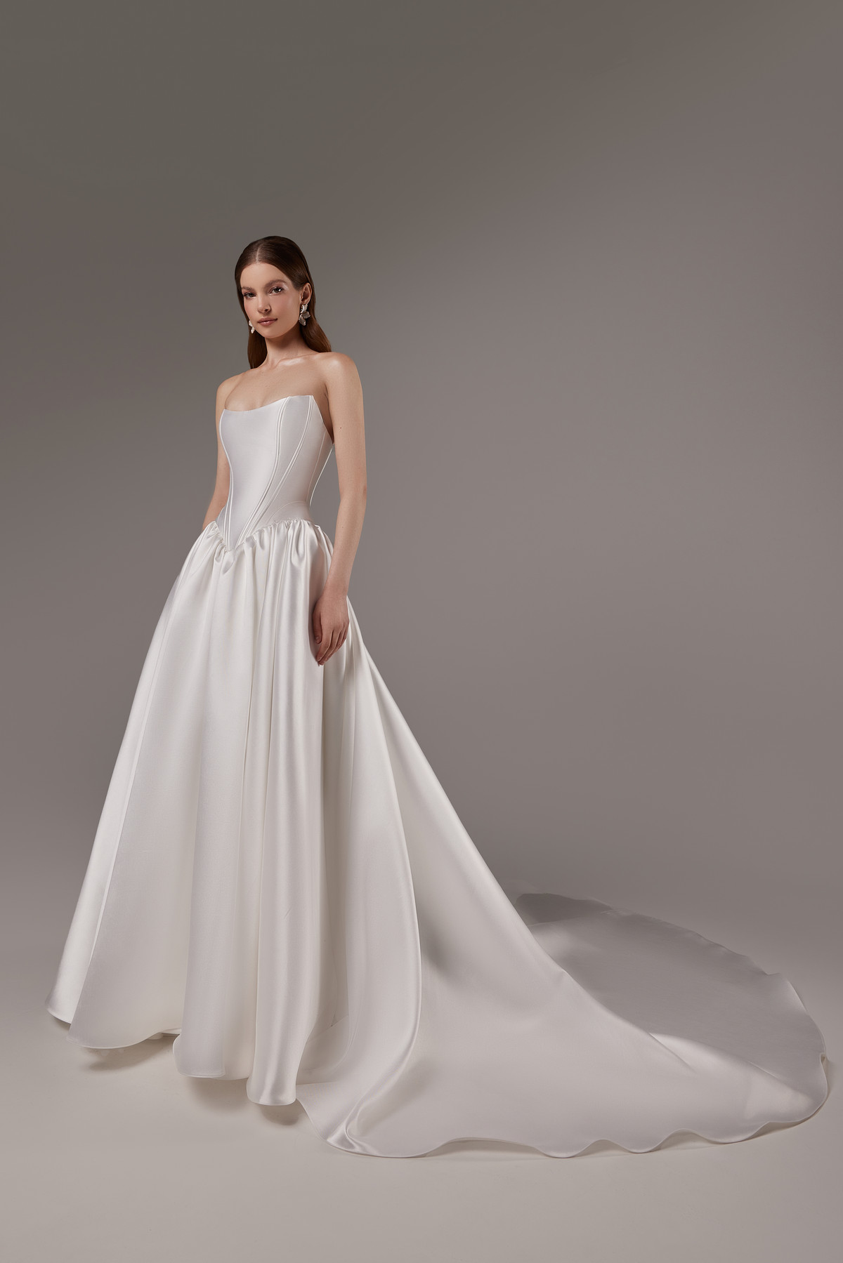 Пышное свадебное платье из микадо с заниженной талией фото