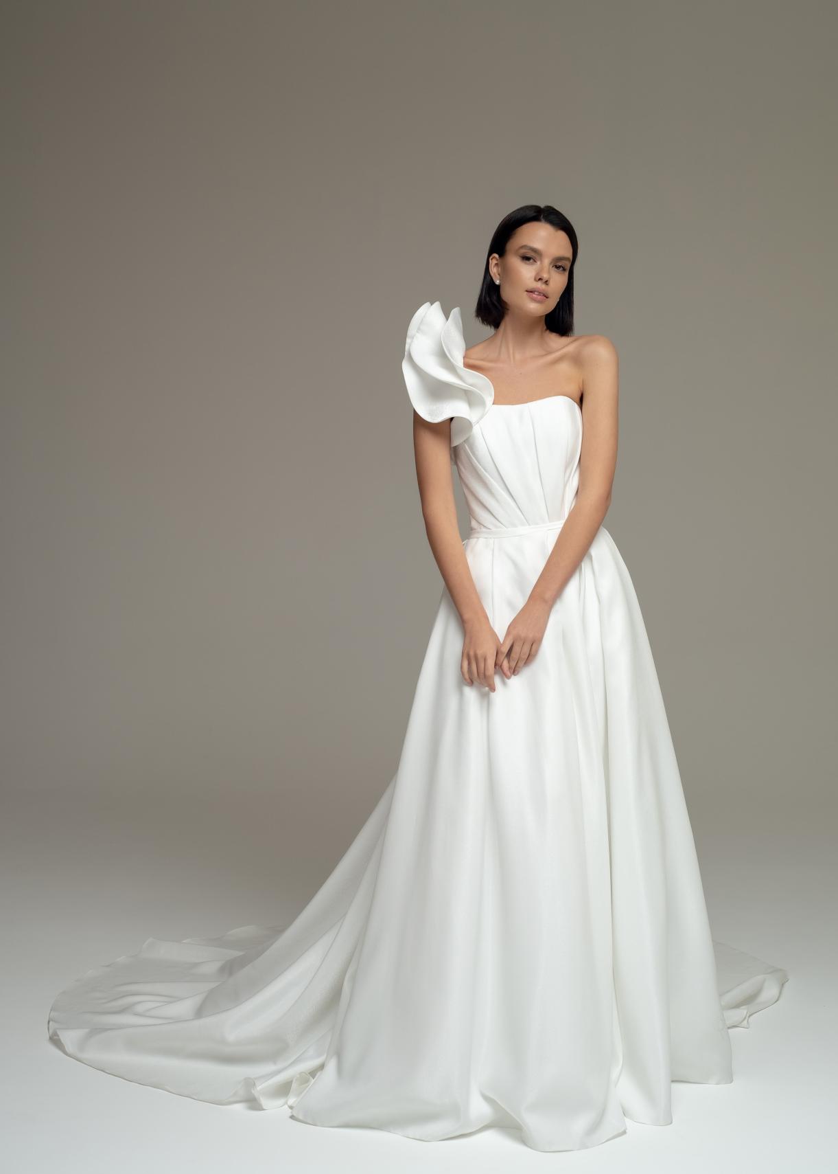 Стильное дизайнерское свадебное платье фото