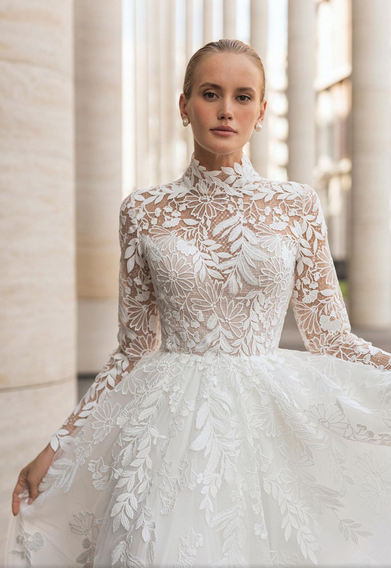 Свадебное платье с кружевным верхом и рукавами фото