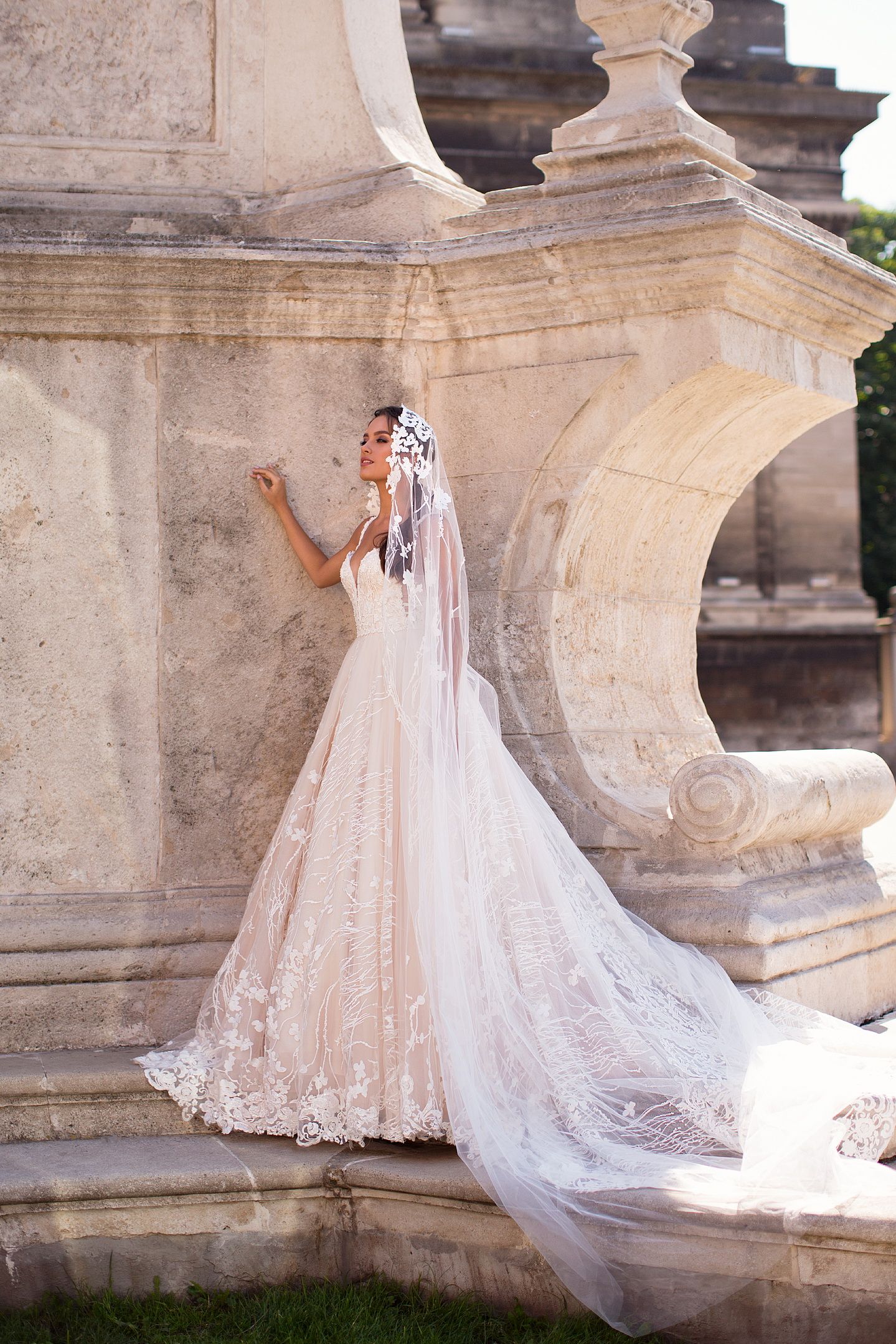 Длинная фата испанка с кружевом у лица фото