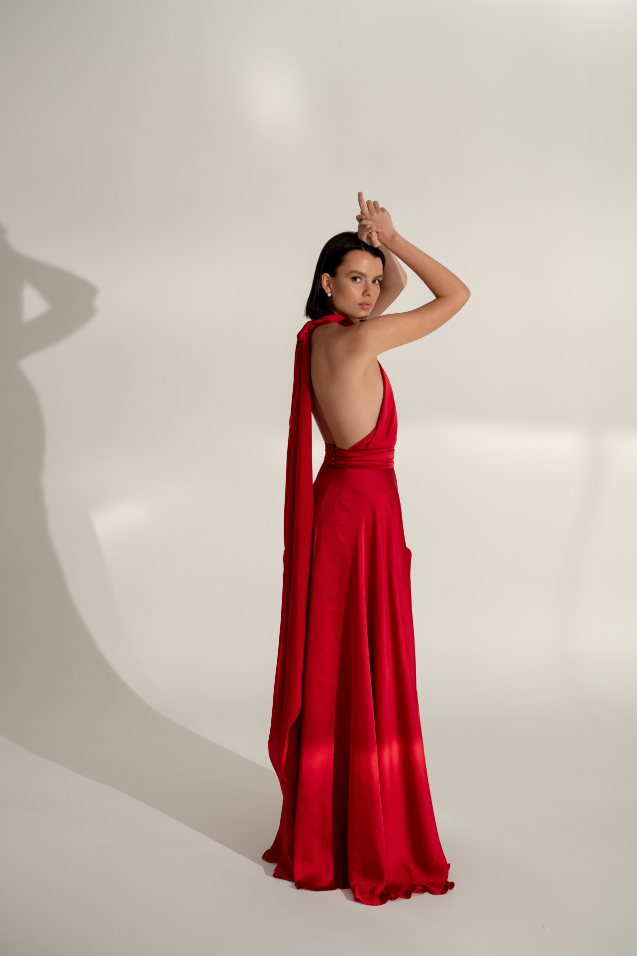 Шелковое вечернее платье рубинового цвета фото