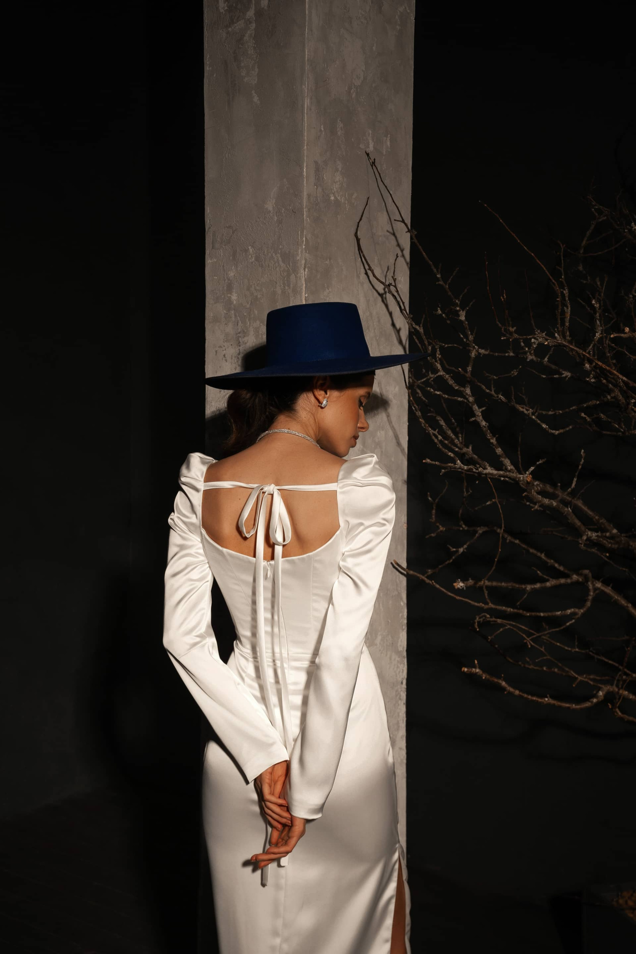 Атласное корсетное платье прилегающего силуэта фото