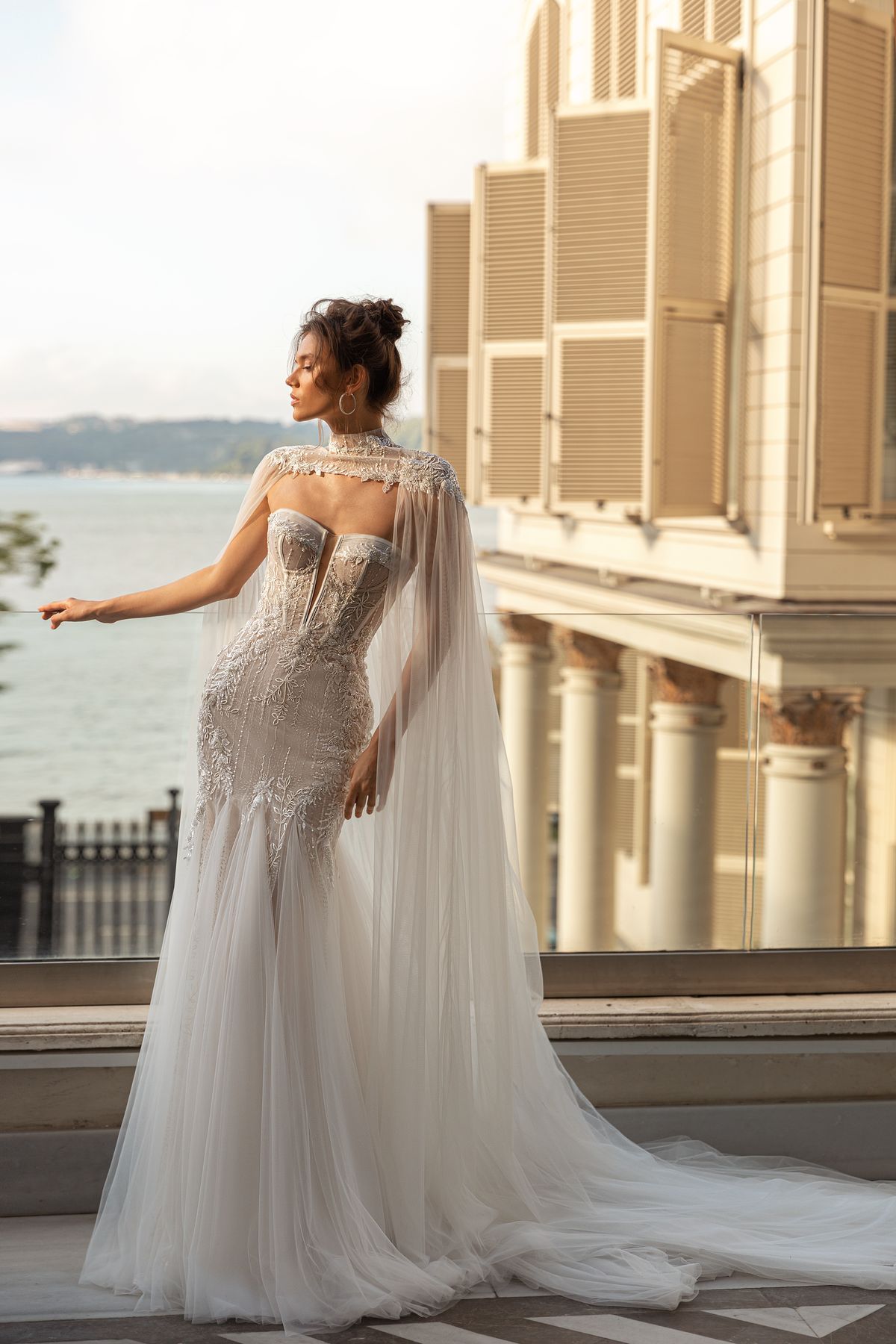 Длинный кейп с кружеом фото