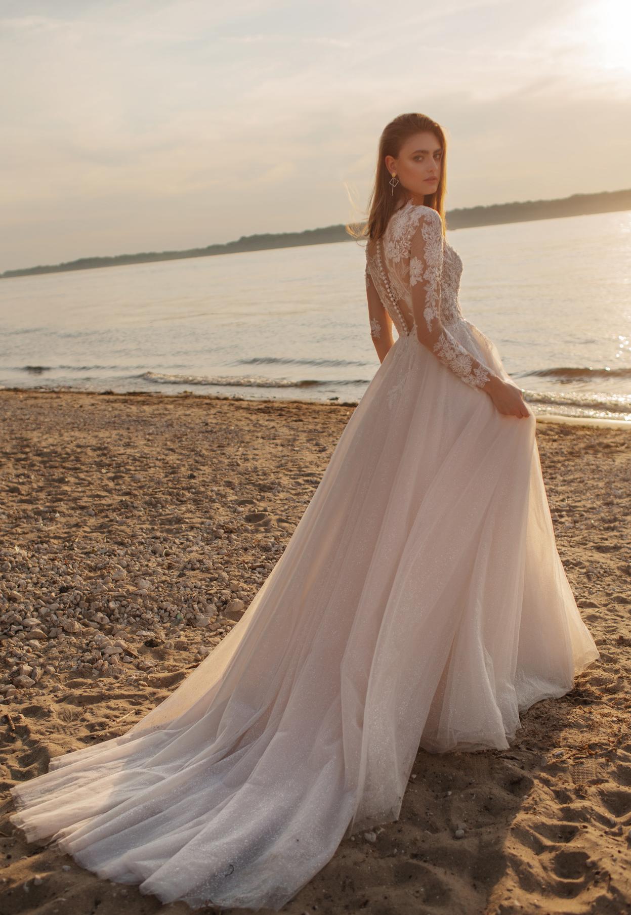 Легкое свадебное платье с прозрачными  рукавами фото