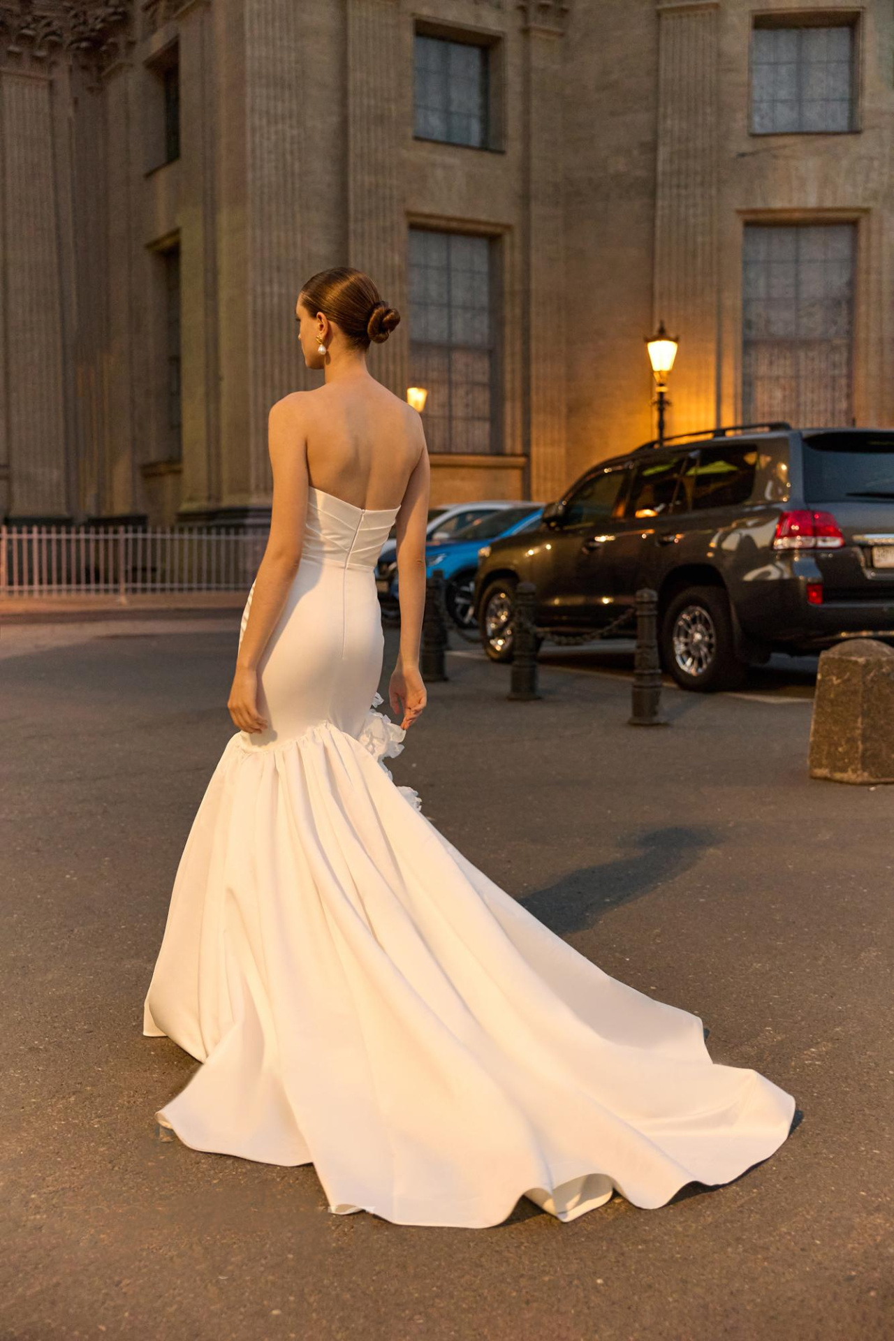 Роскошное свадебное платье русалкая с объемными цветами фото