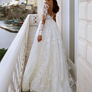 Роскошное кружевное свадебное платье со шлейфом фото