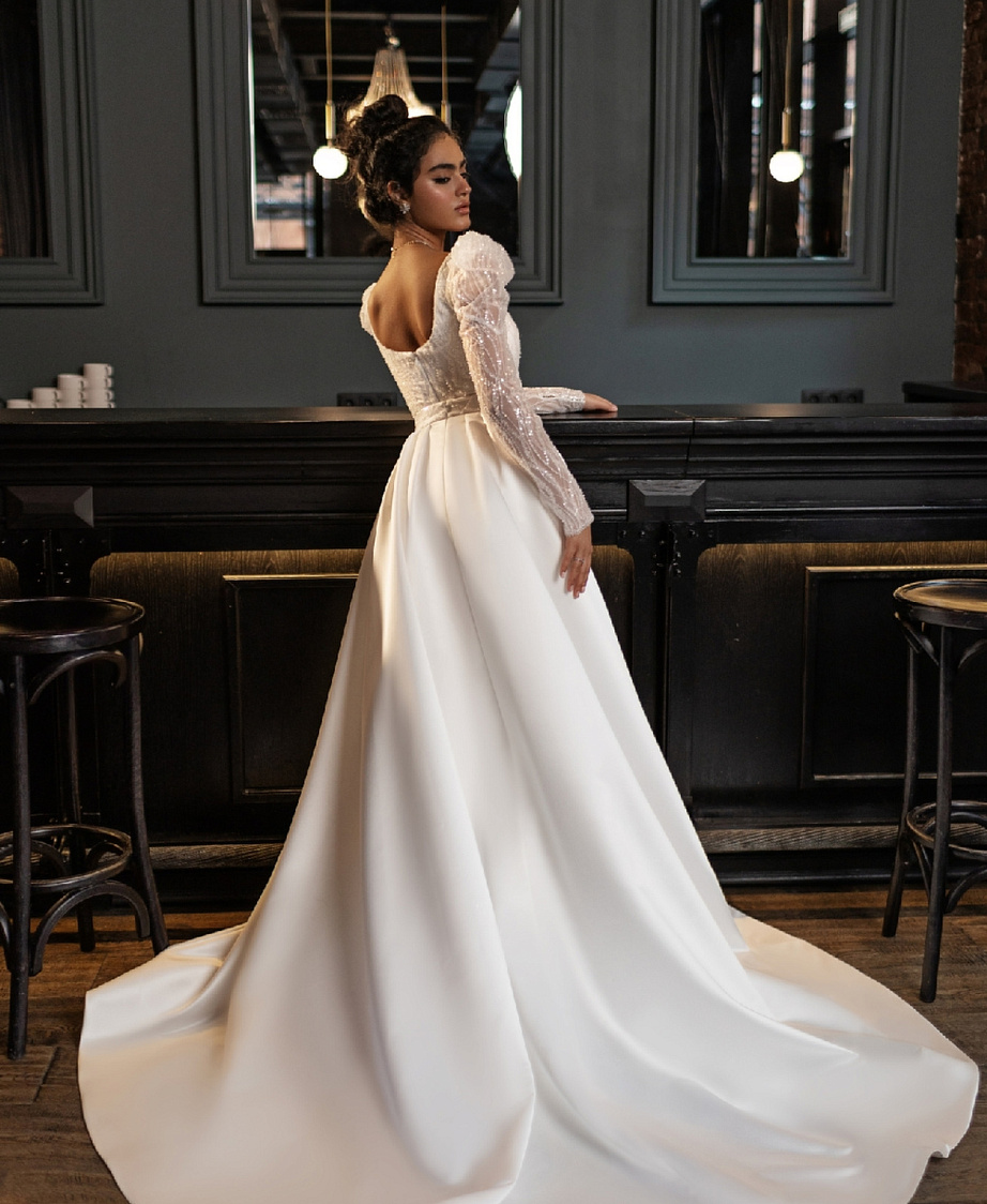 Роскошное свадебное платье со съемным шлейфом фото