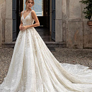 Роскошное свадебное платье с длинным шлейфом фото