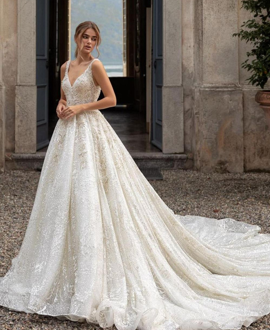 Роскошное свадебное платье с длинным шлейфом фото