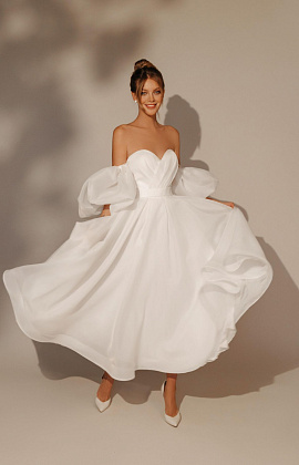 Белое свадебное платье миди с объемными рукавами фото