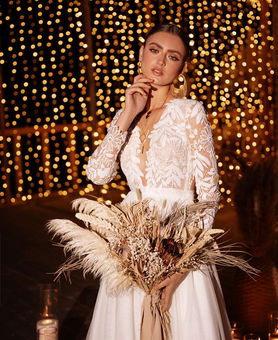 Классическое свадебное платье с v-образным вырезом фото