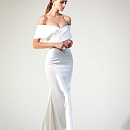 Облегающее свадебное платье со спущенными плечиками фото