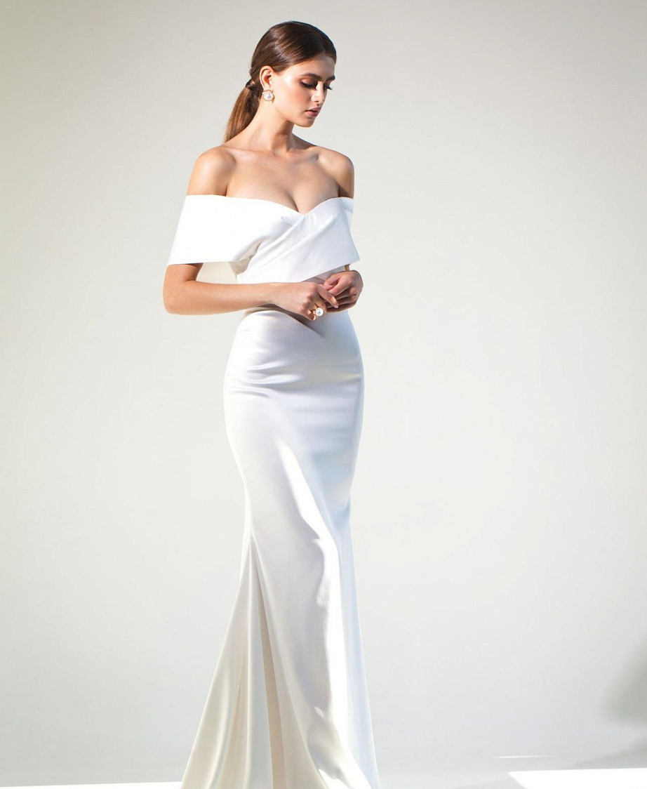Облегающее свадебное платье со спущенными плечиками фото