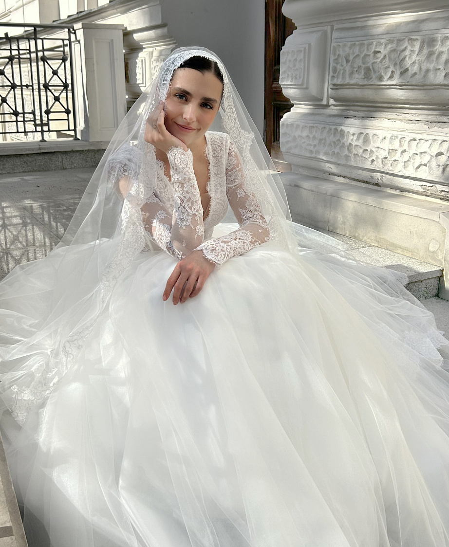 Свадебное платье с кружевными рукавами и V-вырезом фото