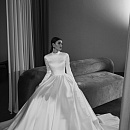 Закрытое атласное платье фото