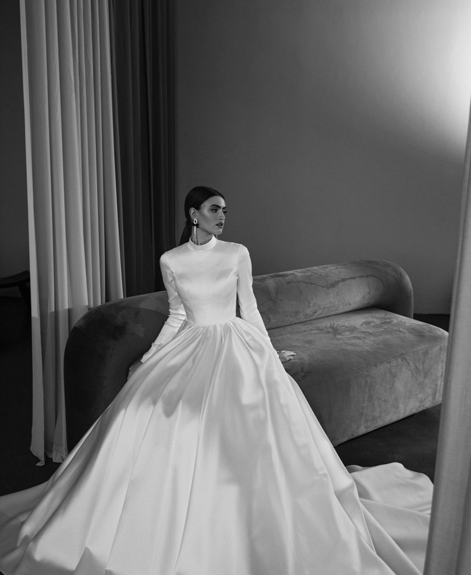 Закрытое атласное платье фото