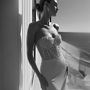 Свадебное платье с атласной юбкой и жемчужным корсетом фото