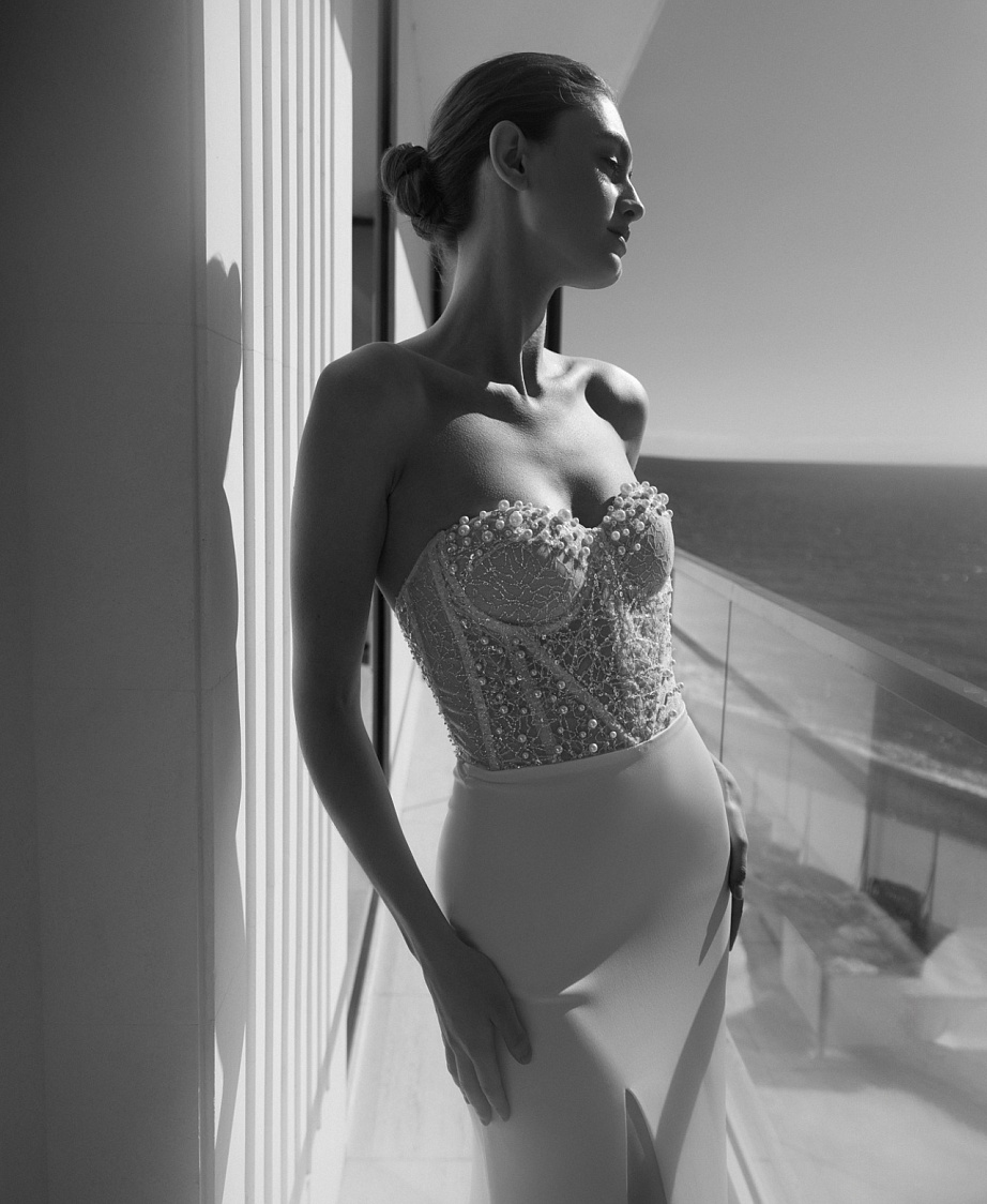 Свадебное платье с атласной юбкой и жемчужным корсетом фото